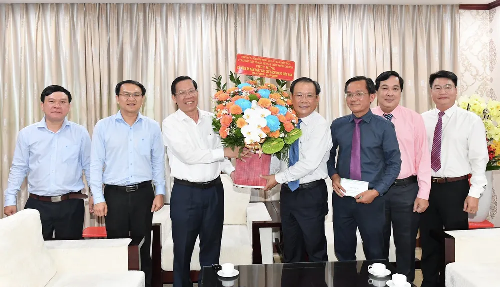 Đồng chí Phan Văn Mãi tặng hoa, quà chúc mừng Báo Pháp Luật TPHCM. Ảnh: VIỆT DŨNG