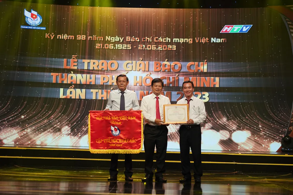 Lãnh đạo Hội Nhà báo Việt Nam trao Cờ thi đua cho Hội Nhà báo TPHCM và bằng khen cho Nhà báo Dương Vũ Thông, Phó Chủ tịch Thường trực Hội Nhà báo TPHCM vì đã có thành tích xuất sắc trong công tác xây dựng Hội năm 2022. Ảnh: HOÀNG HÙNG Lãnh đạo Hội Nhà báo Việt Nam trao Cờ thi đua cho Hội Nhà báo TPHCM và bằng khen cho Nhà báo Dương Vũ Thông, Phó Chủ tịch Thường trực Hội Nhà báo TPHCM vì đã có thành tích xuất sắc trong công tác xây dựng Hội năm 2022. Ảnh: HOÀNG HÙNG