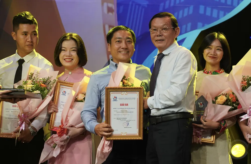 Chủ tịch Hội Nhà báo TPHCM Nguyễn Tấn Phong trao giải Ba cho phóng viên Việt Dũng, Báo SGGP. Ảnh: HOÀNG HÙNG Chủ tịch Hội Nhà báo TPHCM Nguyễn Tấn Phong trao giải Ba cho phóng viên Việt Dũng, Báo SGGP. Ảnh: HOÀNG HÙNG