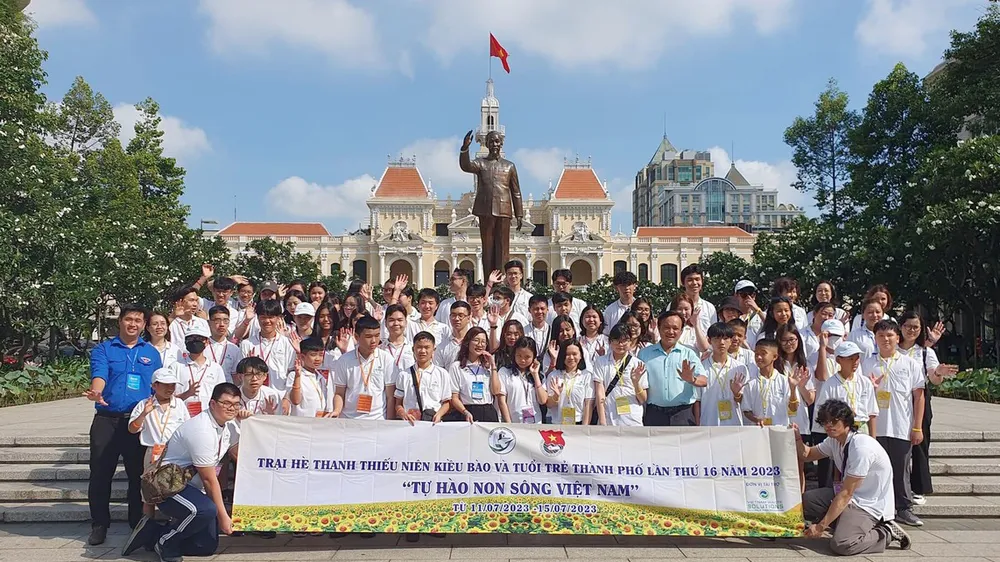 Trại sinh dâng hương tượng đài Bác Hồ tại phố đi bộ Nguyễn Huệ. Trại sinh dâng hương tượng đài Bác Hồ tại phố đi bộ Nguyễn Huệ.