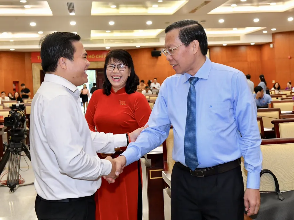 Chủ tịch UBND TPHCM Phan Văn Mãi trao đổi với đại biểu tại kỳ họp. Ảnh: VIỆT DŨNG.