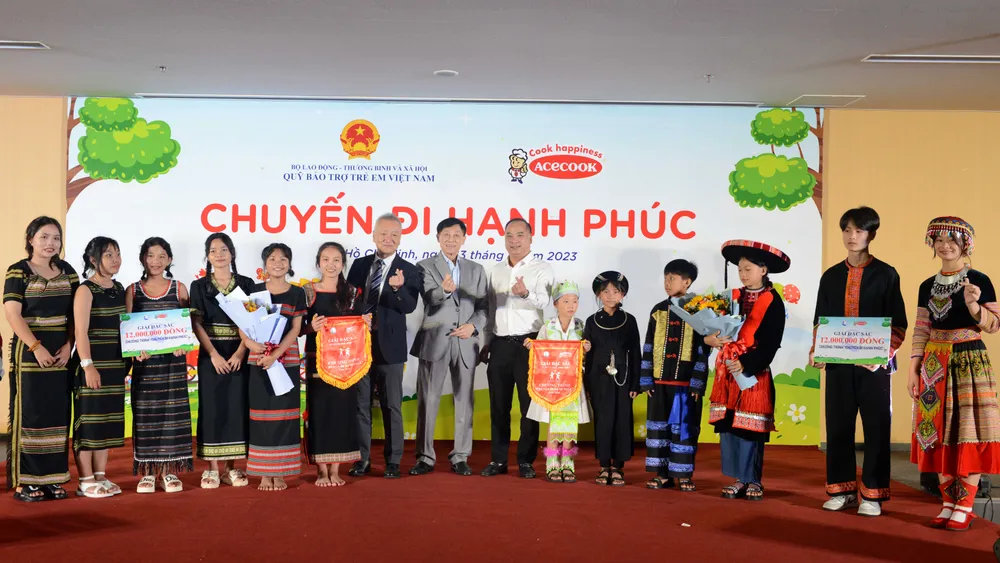 Đại diện Quỹ Bảo trợ trẻ em Việt Nam cùng các đơn vị trao quà cho trẻ em có hoàn cảnh đặc biệt Đại diện Quỹ Bảo trợ trẻ em Việt Nam cùng các đơn vị trao quà cho trẻ em có hoàn cảnh đặc biệt