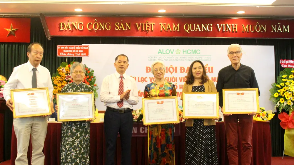Ông Trần Đức Hiển, Phó Chủ nhiệm Ủy ban về người Việt Nam ở nước ngoài TPHCM trao bằng khen các tập thể, cá nhân đã tích cực tham gia công tác Hội Liên lạc với người Việt Nam ở nước ngoài TPHCM