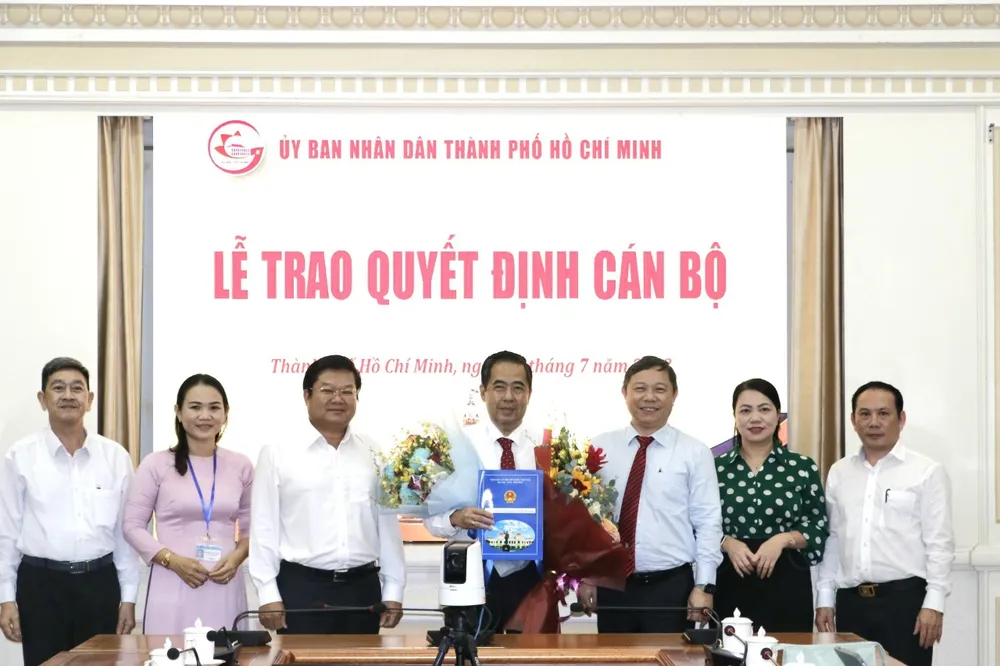 Phó Chủ tịch UBND TPHCM Dương Anh Đức cùng các đại biểu tặng hoa ông Nguyễn Văn Lâm