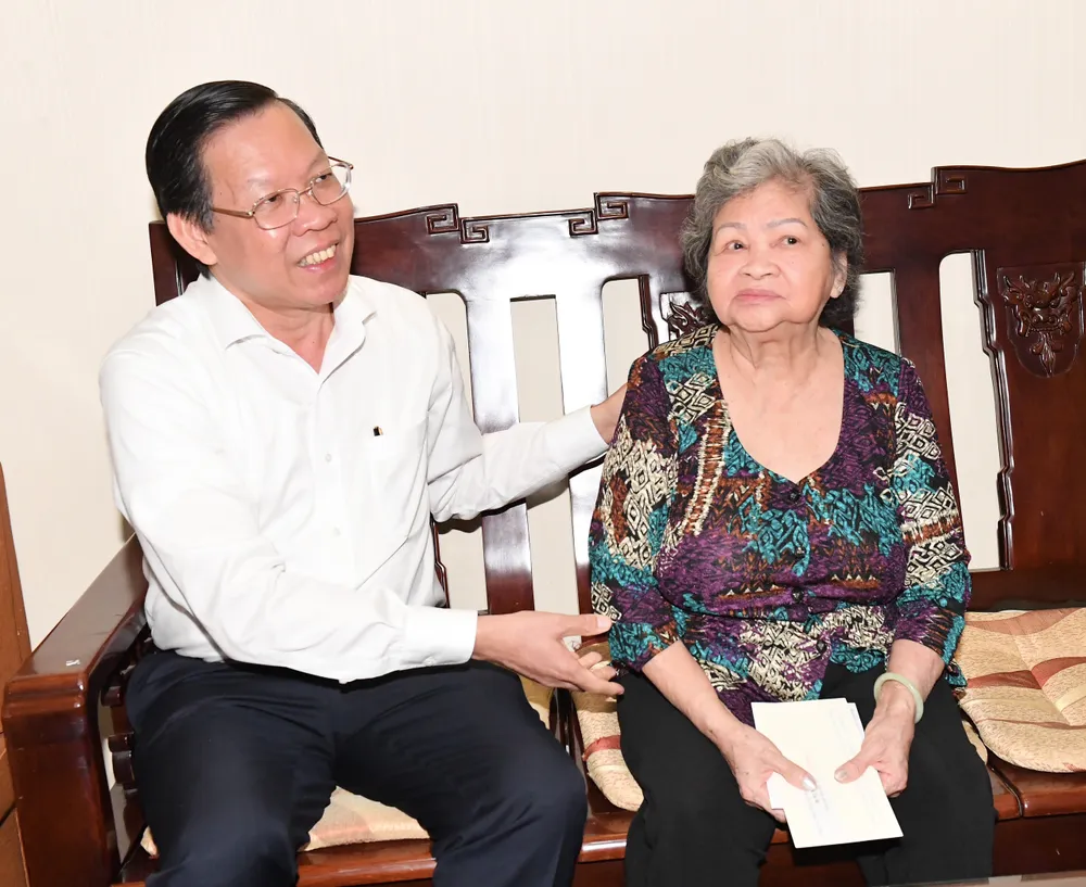 Chủ tịch UBND TPHCM Phan Văn Mãi thăm, tặng quà Mẹ Việt Nam Anh hùng Nguyễn Thị Bê. Ảnh: VIỆT DŨNG