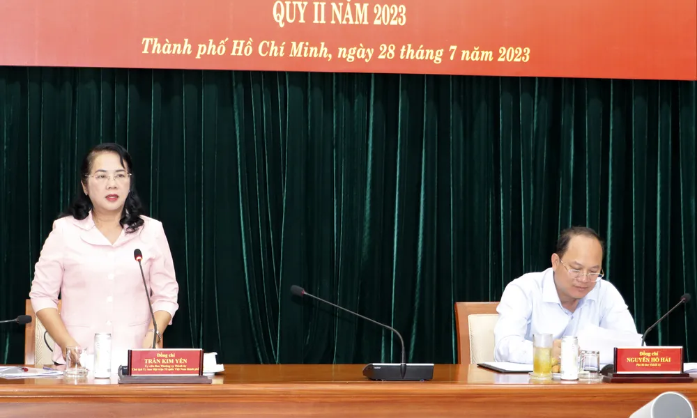 Chủ tịch Ủy ban MTTQ Việt Nam TPHCM phát biểu tại hội nghị. Ảnh: NGÔ BÌNH