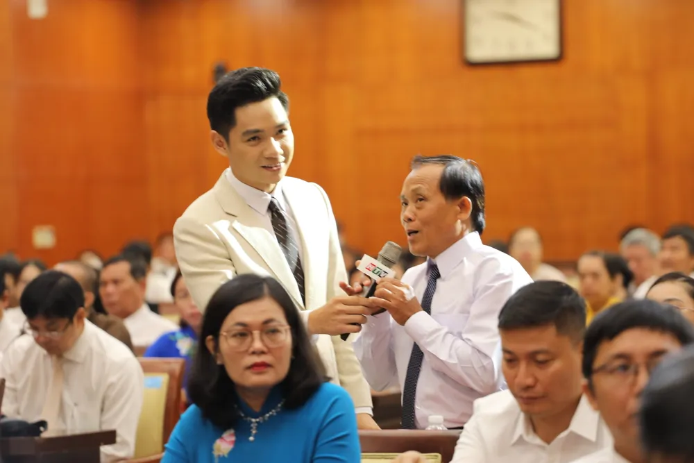 Ông Trương Bá Hầu chia sẻ về quá trình vận động nhân dân hiến đất mở đường. Ảnh: DŨNG PHƯƠNG