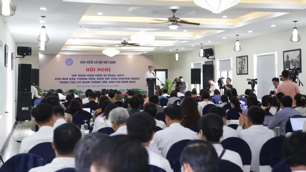 Hơn 100 nhà báo, phóng viên, biên tập viên tham gia hội nghị.