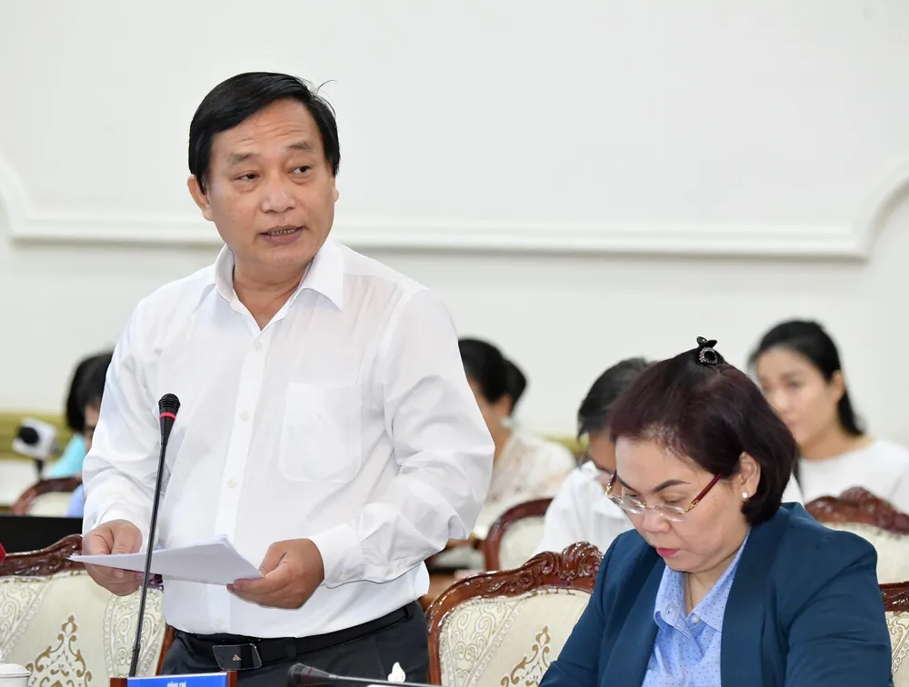 Phó Chủ tịch UBND quận 7 Trần Quốc Xuân trao đổi tại hội nghị. Ảnh: VIỆT DŨNG Phó Chủ tịch UBND quận 7 Trần Quốc Xuân trao đổi tại hội nghị. Ảnh: VIỆT DŨNG