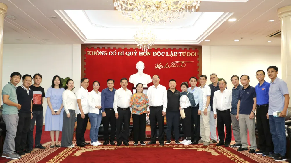 Đồng chí Nguyễn Thị Lệ, đồng chí Nguyễn Hồ Hải cùng đoàn công tác