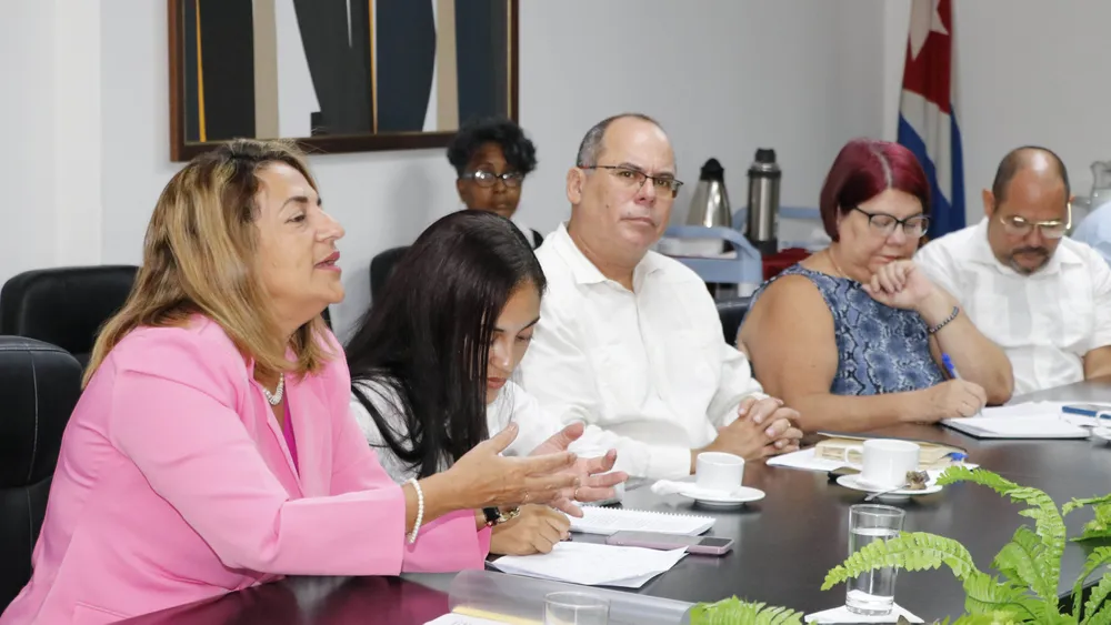 Thứ trưởng Bộ Y tế Cuba chia sẻ tại buổi làm việc. Ảnh: NGÔ BÌNH