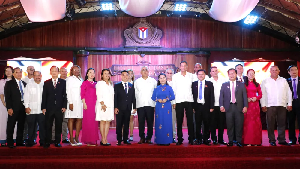 Các đại biểu chụp hình lưu niệm. Ảnh NGÔ BÌNH Các đại biểu chụp hình lưu niệm. Ảnh NGÔ BÌNH