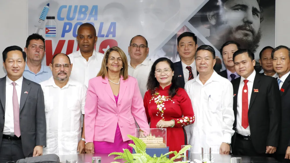 Đoàn đại biểu TPHCM cùng đại diện Bộ Y tế Cuba tại buổi làm việc. Ảnh: NGÔ BÌNH