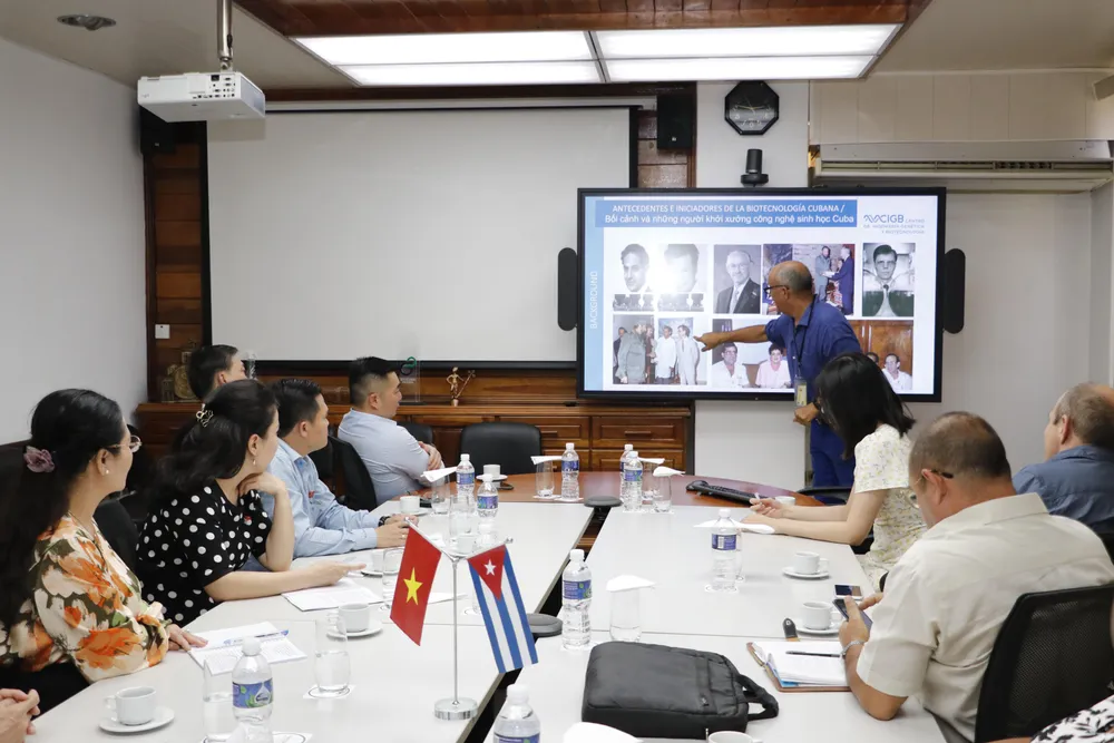 Đoàn làm việc tại CIGB. Ảnh: NGÔ BÌNH