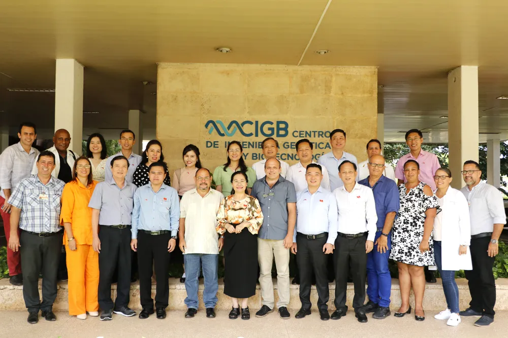 Đoàn đại biểu TPHCM chụp hình lưu niệm cùng lãnh đạo CIGB. Ảnh: NGÔ BÌNH