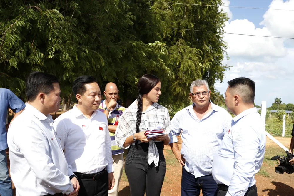 Đoàn trao đổi về phương thức sản xuất nông nghiệp của Cuba. Ảnh: NGÔ BÌNH