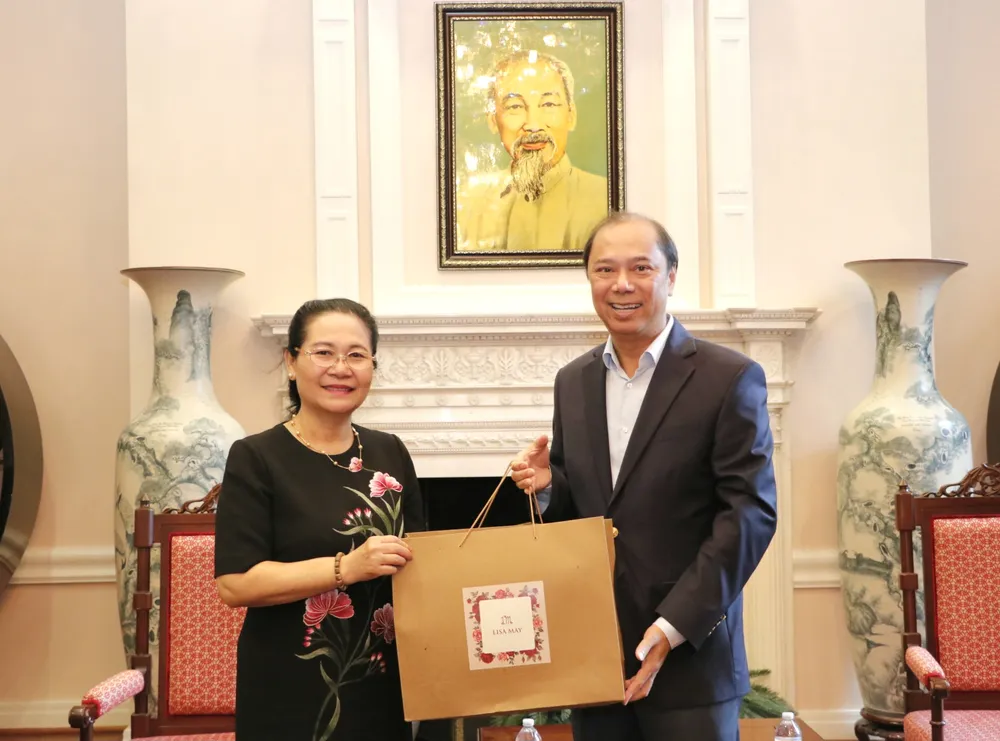 Đồng chí Nguyễn Thị Lệ tặng quà lưu niệm Đại sứ Việt Nam tại Hoa Kỳ Nguyễn Quốc Dũng. Ảnh: NGÔ BÌNH Đồng chí Nguyễn Thị Lệ tặng quà lưu niệm Đại sứ Việt Nam tại Hoa Kỳ Nguyễn Quốc Dũng. Ảnh: NGÔ BÌNH