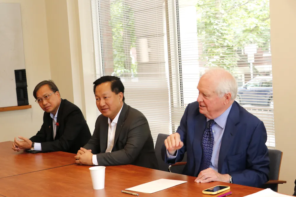 Ông Thomas Vallely chia sẻ tại buổi làm việc. Ảnh: NGÔ BÌNH