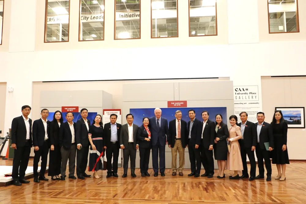 Đoàn đại biểu TPHCM chụp hình cùng ông Thomas Vallely. Ảnh: NGÔ BÌNH