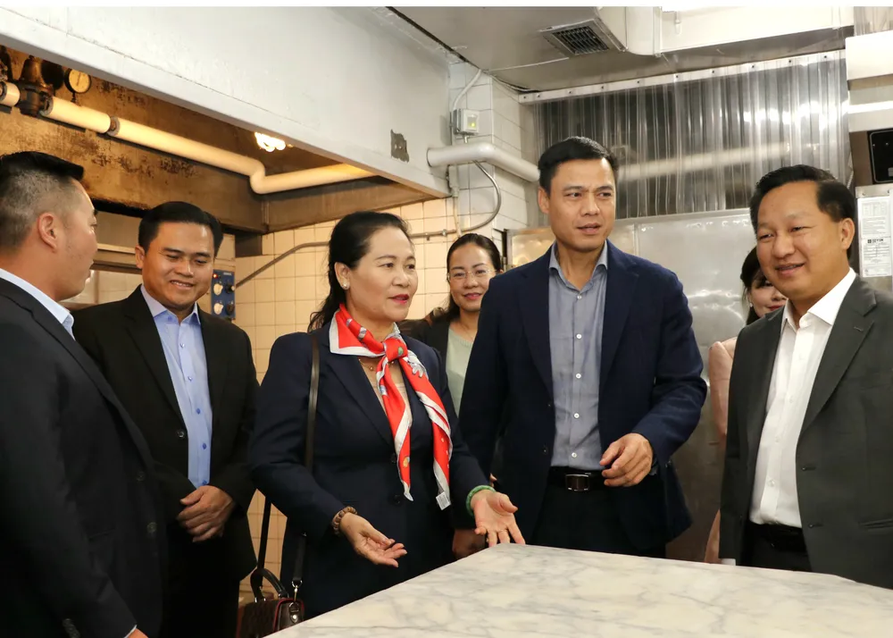 Đồng chí Nguyễn Thị Lệ tham quan khu vực Bác Hồ từng làm việc. Ảnh: NGÔ BÌNH