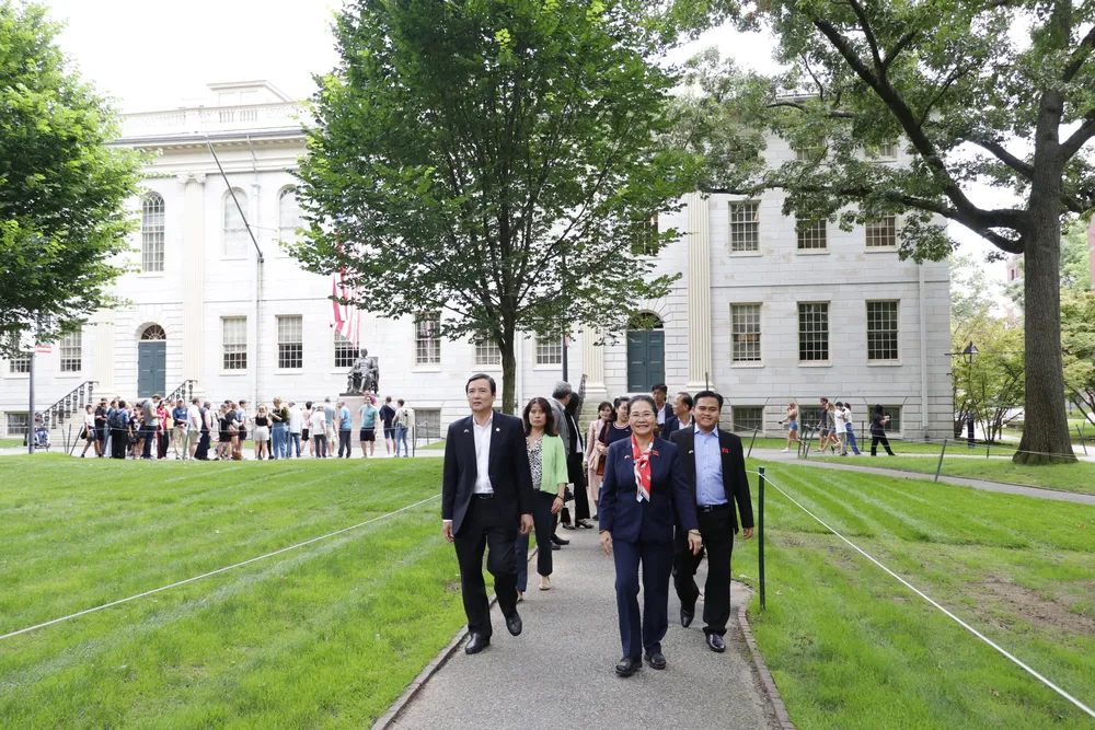 Đồng chí Nguyễn Thị Lệ cùng đoàn tham quan Đại học Harvard. Ảnh: NGÔ BÌNH