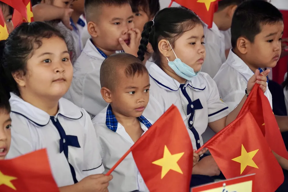 Các em học sinh Trường Tiểu học Rạch Già tại lễ khai giảng. Ảnh: HOÀNG HÙNG