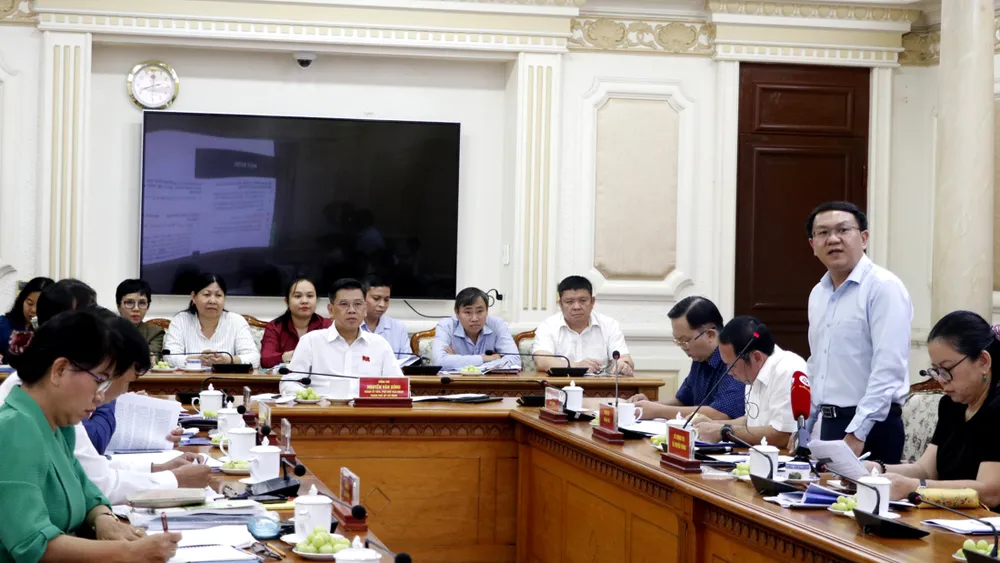 Giám đốc Sở TT-TT TPHCM Lâm Đình Thắng báo cáo tại buổi giám sát