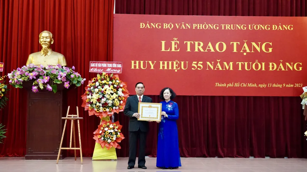 Đồng chí Trương Thị Mai trao Huy hiệu 55 năm tuổi Đảng cho đồng chí Lê Hồng Anh. Ảnh: HOÀNG HÙNG