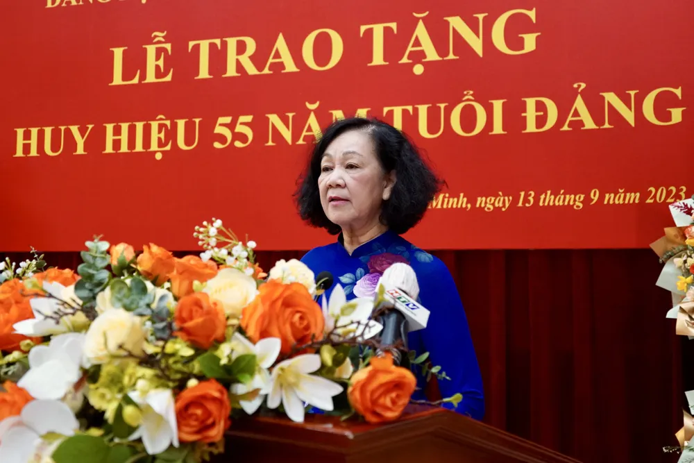 Đồng chí Trương Thị Mai phát biểu chúc mừng đồng chí Lê Hồng Anh. Ảnh: HOÀNG HÙNG