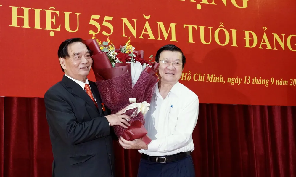 Nguyên Chủ tịch nước Trương Tấn Sang tặng hoa chúc mừng đồng chí Lê Hồng Anh. Ảnh: HOÀNG HÙNG