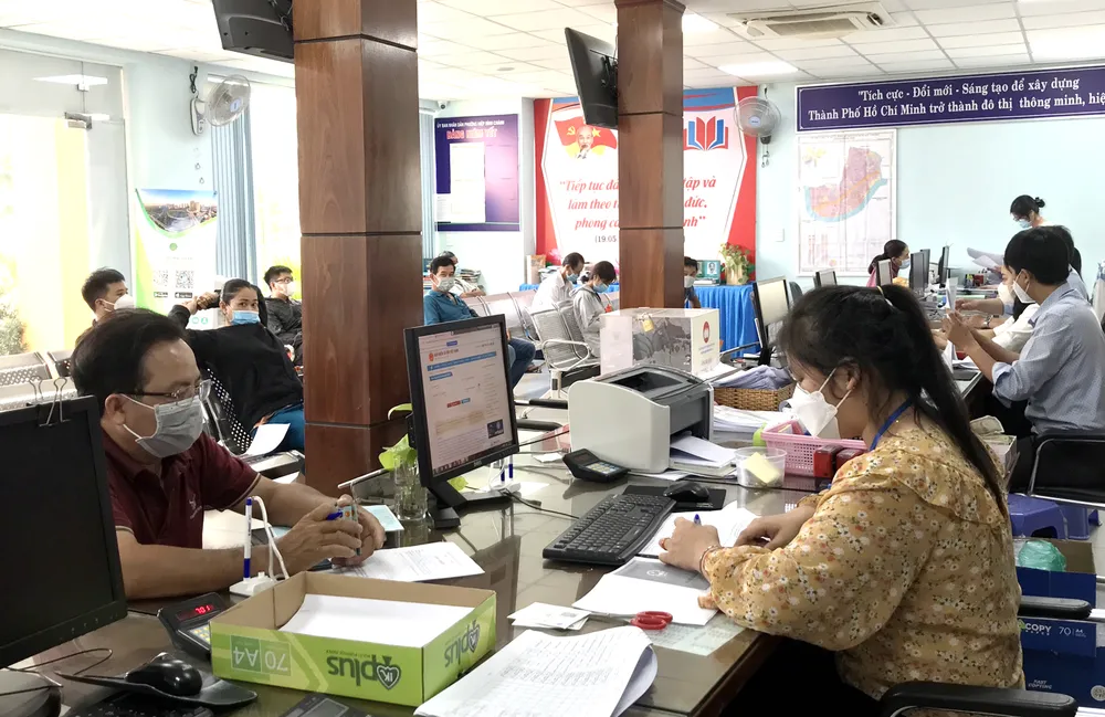 Người dân làm thủ tục hành chính tại UBND phường Hiệp Bình Chánh, TP Thủ Đức