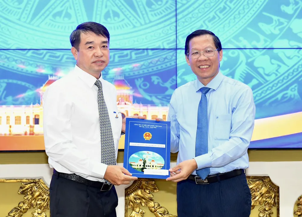 Chủ tịch UBND TPHCM Phan Văn Mãi trao quyết định cho ông Nguyễn Văn Trường. Ảnh VIỆT DŨNG Chủ tịch UBND TPHCM Phan Văn Mãi trao quyết định cho ông Nguyễn Văn Trường. Ảnh VIỆT DŨNG