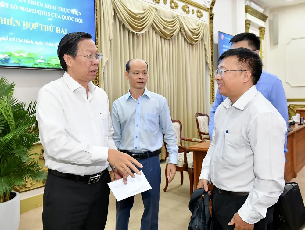 Đồng chí Phan Văn Mãi trao đổi với thành viên Hội đồng tại phiên họp. Ảnh: VIỆT DŨNG Đồng chí Phan Văn Mãi trao đổi với thành viên Hội đồng tại phiên họp. Ảnh: VIỆT DŨNG