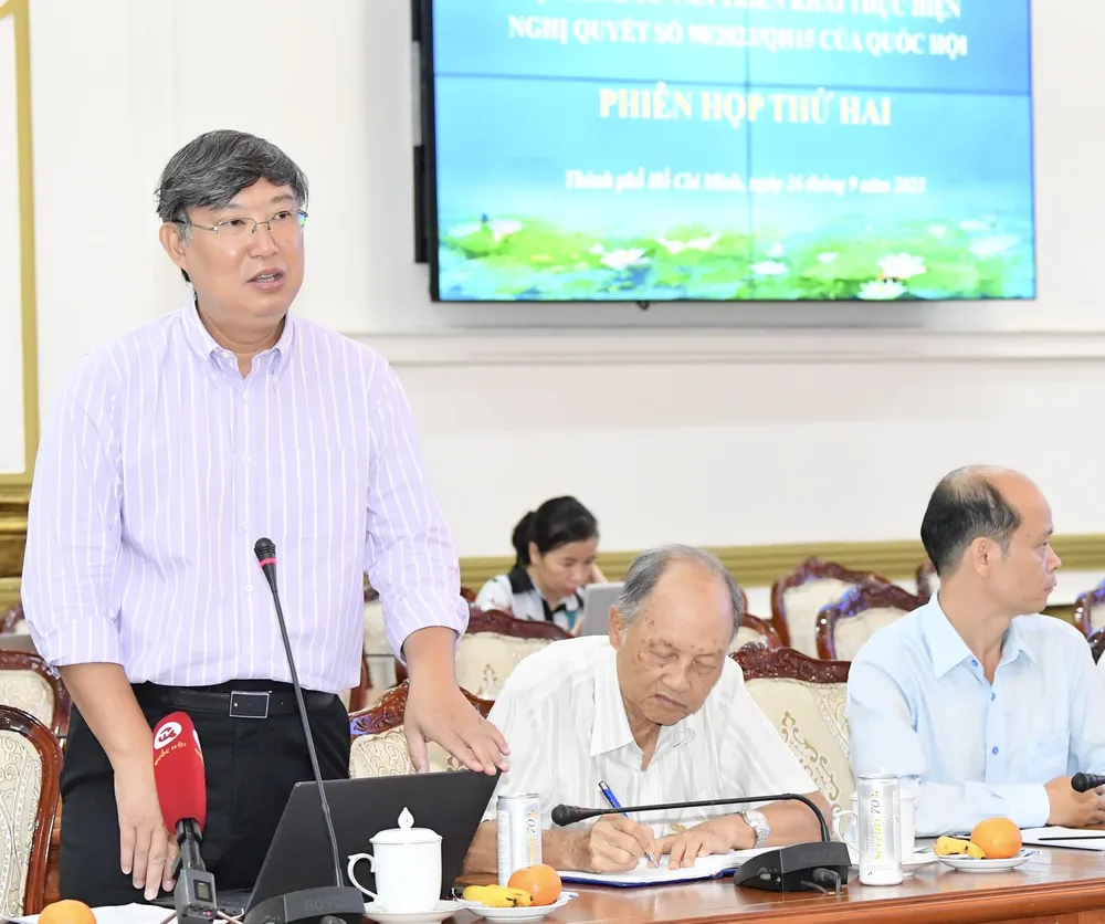 Thành viên Hội đồng thảo luận tại phiên họp. Ảnh: VIỆT DŨNG Thành viên Hội đồng thảo luận tại phiên họp. Ảnh: VIỆT DŨNG