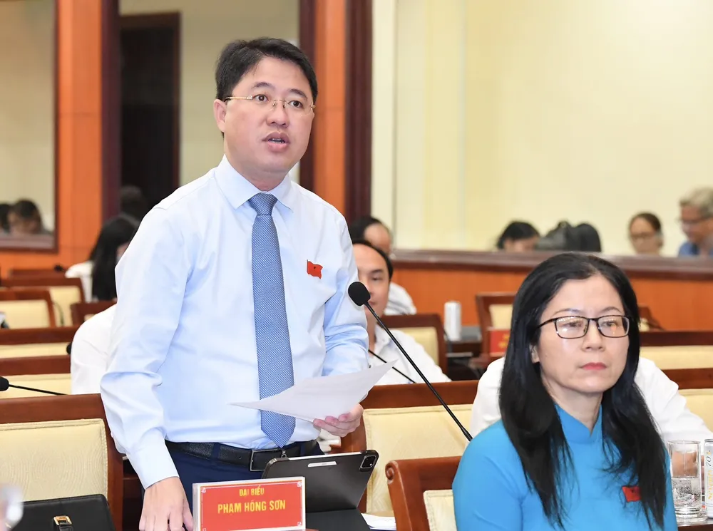 Đại biểu Phạm Hồng Sơn thảo luận tại kỳ họp. Ảnh: VIỆT DŨNG