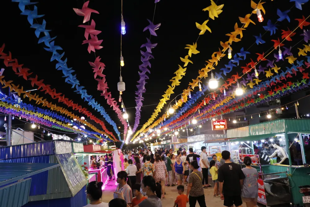 Khu vực ẩm thực với nhiều gian hàng phục vụ khách đến công viên Khu vực ẩm thực với nhiều gian hàng phục vụ khách đến công viên