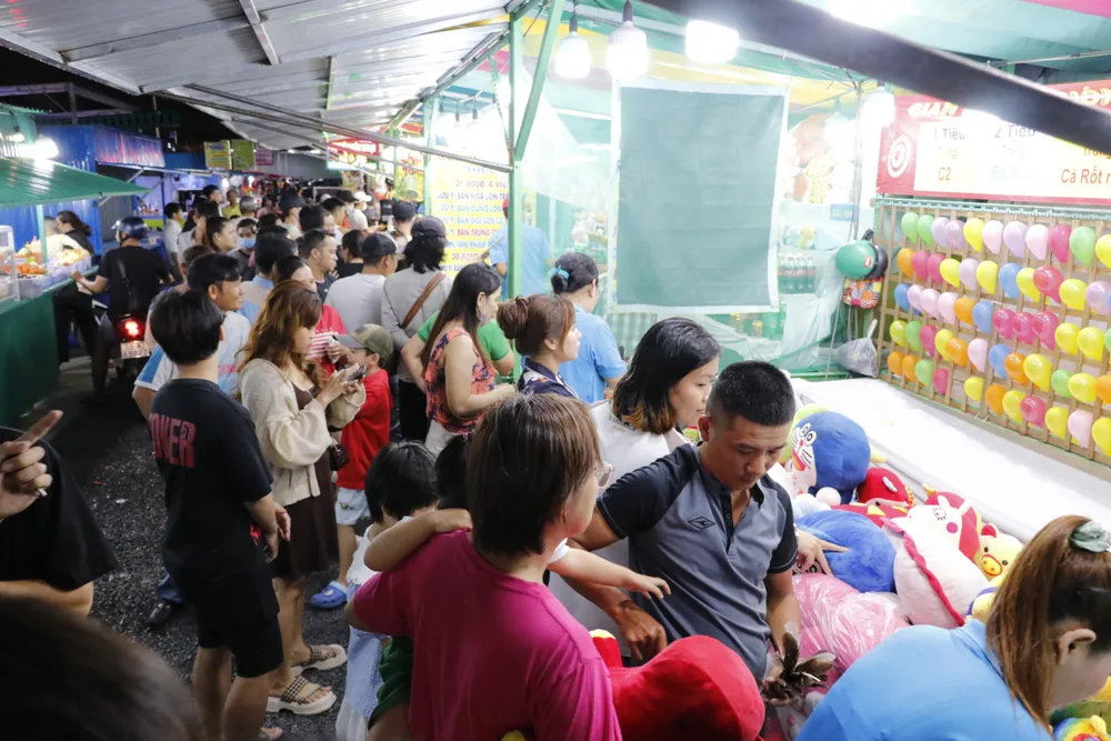 Đông đảo người dân đến vui chơi tại công viên Đông đảo người dân đến vui chơi tại công viên