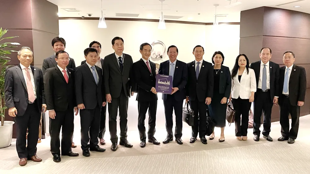 Chủ tịch UBND TPHCM Phan Văn Mãi tặng quà lưu niệm cho đại diện JICA