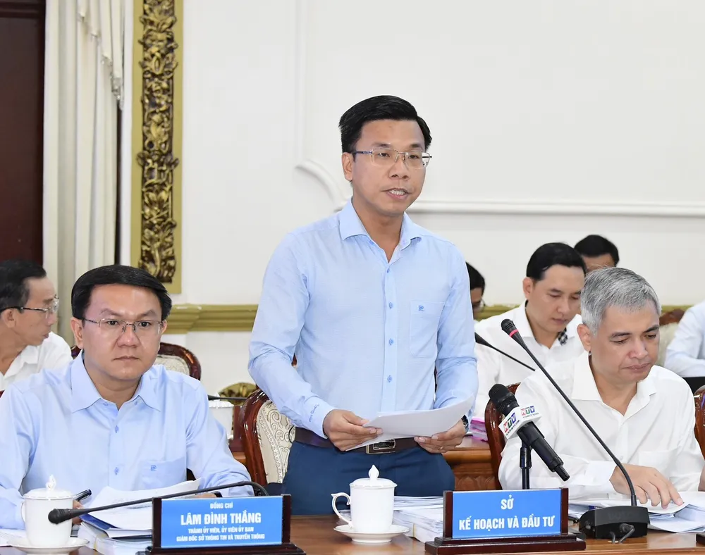 Phó Giám đốc Sở KH-ĐT TPHCM Phạm Trung Kiên báo cáo tại hội nghị. Ảnh: VIỆT DŨNG