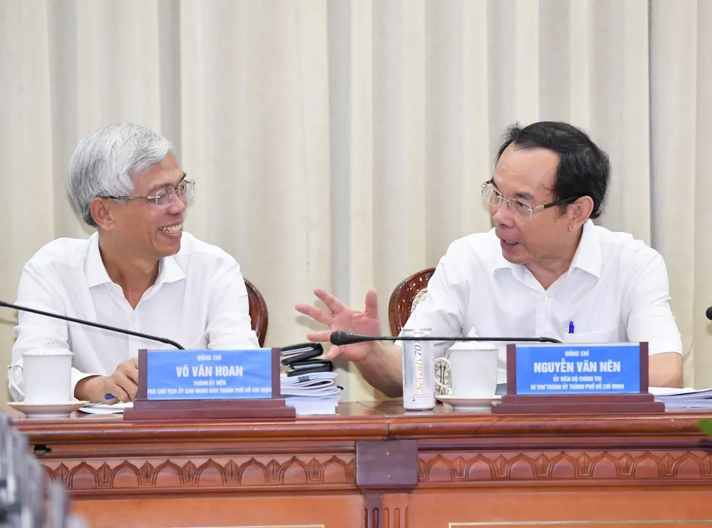Bí thư Thành ủy TPHCM Nguyễn Văn Nên trao đổi cùng Phó Chủ tịch UBND TPHCM Võ Văn Hoan tại hội nghị. Ảnh: VIỆT DŨNG