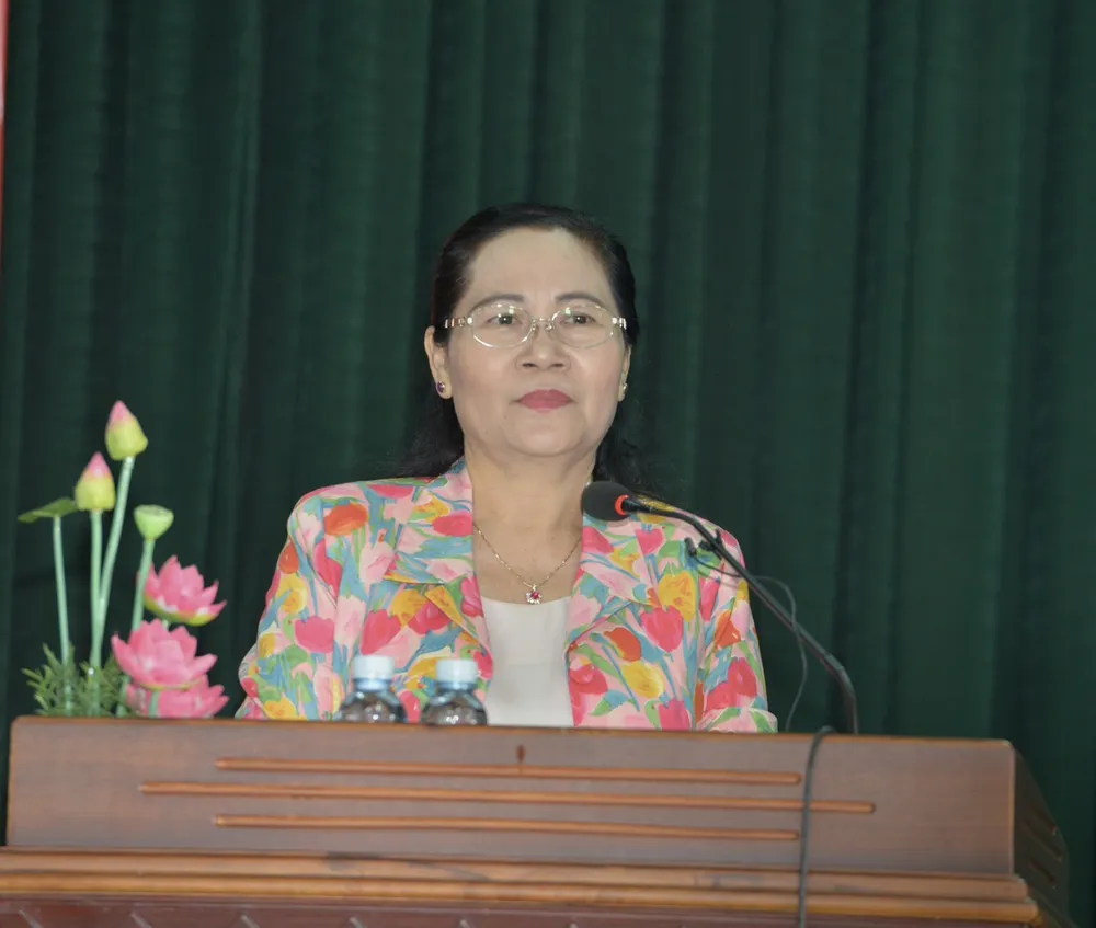 Chủ tịch HĐND TPHCM Nguyễn Thị Lệ phát biểu tại buổi tiếp xúc. Ảnh: CAO THĂNG