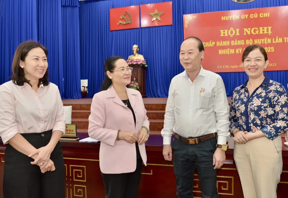 Đồng chí Nguyễn Thị Lệ trao đổi cùng các đồng chí lãnh đạo huyện Củ Chi. Ảnh: CAO THĂNG