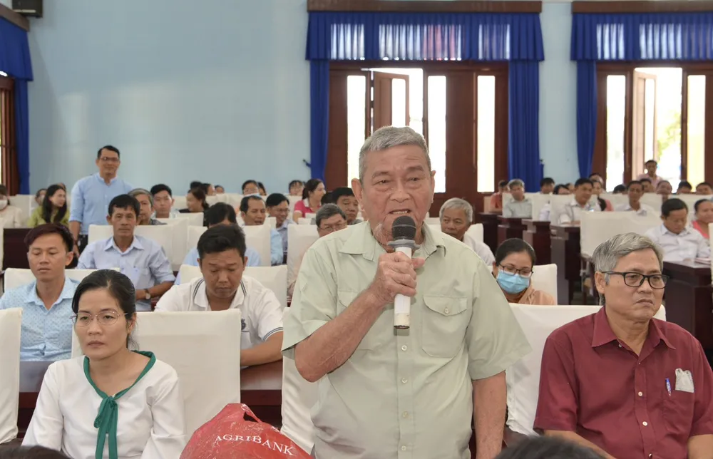 Cử tri huyện Củ Chi nêu ý kiến tại buổi tiếp xúc. Ảnh: CAO THĂNG