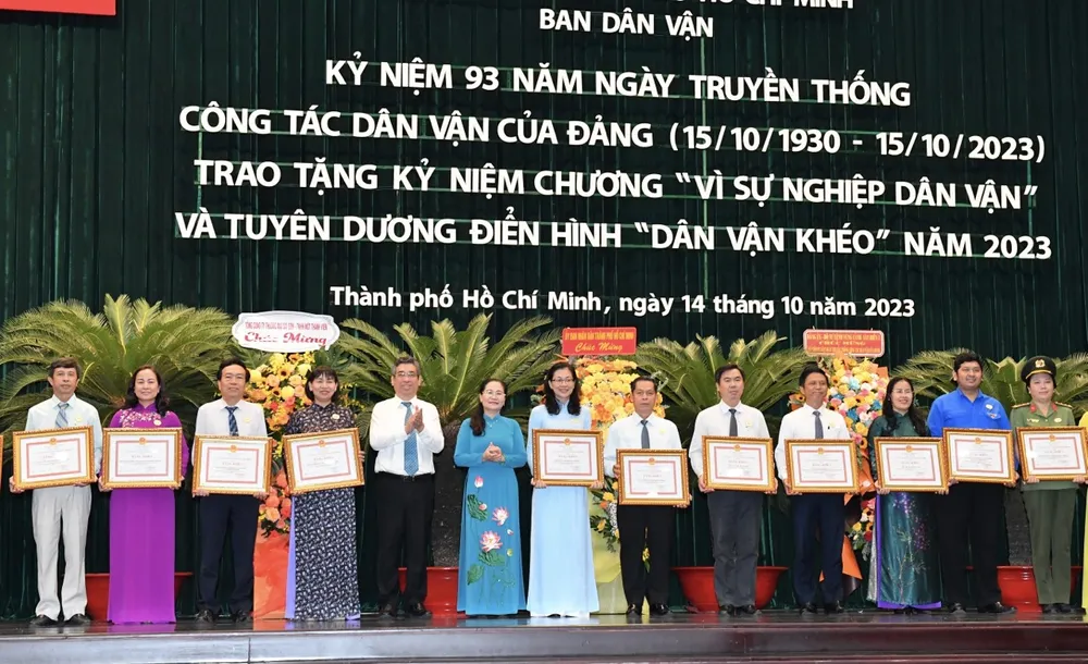 Đồng chí Nguyễn Thị Lệ và đồng chí Nguyễn Phước Lộc trao bằng khen cho các tập thể có thành tích xuất sắc trong phong trào thi đua “Dân vận khéo” năm 2023. Ảnh: VIỆT DŨNG