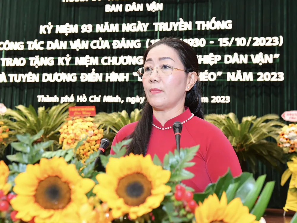 Phó Trưởng Ban Thường trực Ban Dân vận Thành ủy TPHCM Nguyễn Thị Bạch Mai ôn lại truyền thống. Ảnh: VIỆT DŨNG