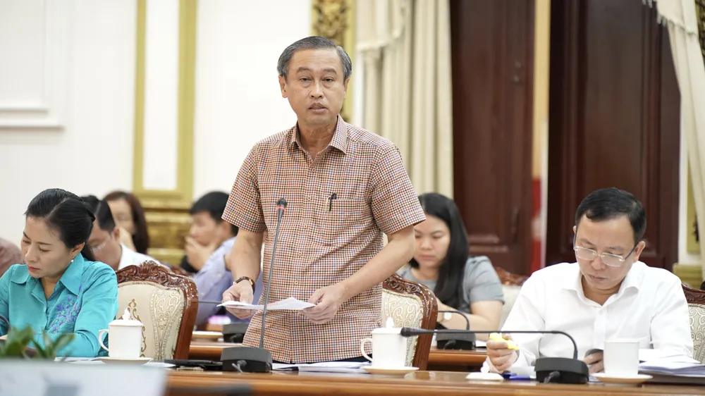 Giám đốc Sở Nội vụ TPHCM Huỳnh Thanh Nhân báo cáo tại cuộc họp. Ảnh: HOÀNG HÙNG Giám đốc Sở Nội vụ TPHCM Huỳnh Thanh Nhân báo cáo tại cuộc họp. Ảnh: HOÀNG HÙNG