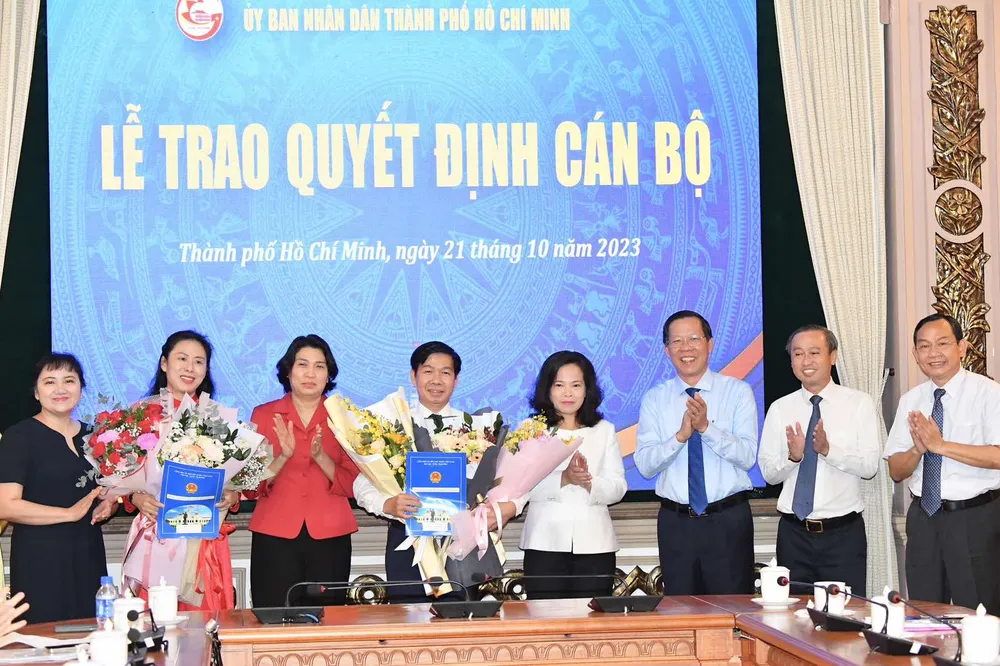 Chủ tịch UBND TPHCM Phan Văn Mãi trao quyết định, chúc mừng hai Phó Giám đốc Trung tâm xúc tiến Thương mại và Đầu tư TPHCM. Ảnh: VIỆT DŨNG