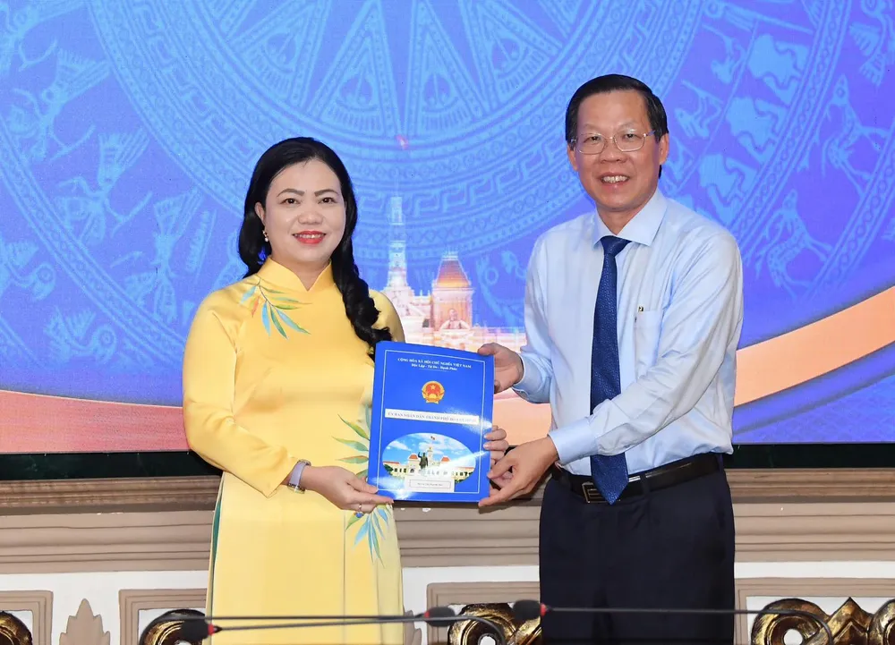 Chủ tịch UBND TPHCM Phan Văn Mãi trao quyết định bổ nhiệm cho bà Vũ Thị Huỳnh Mai. Ảnh: VIỆT DŨNG