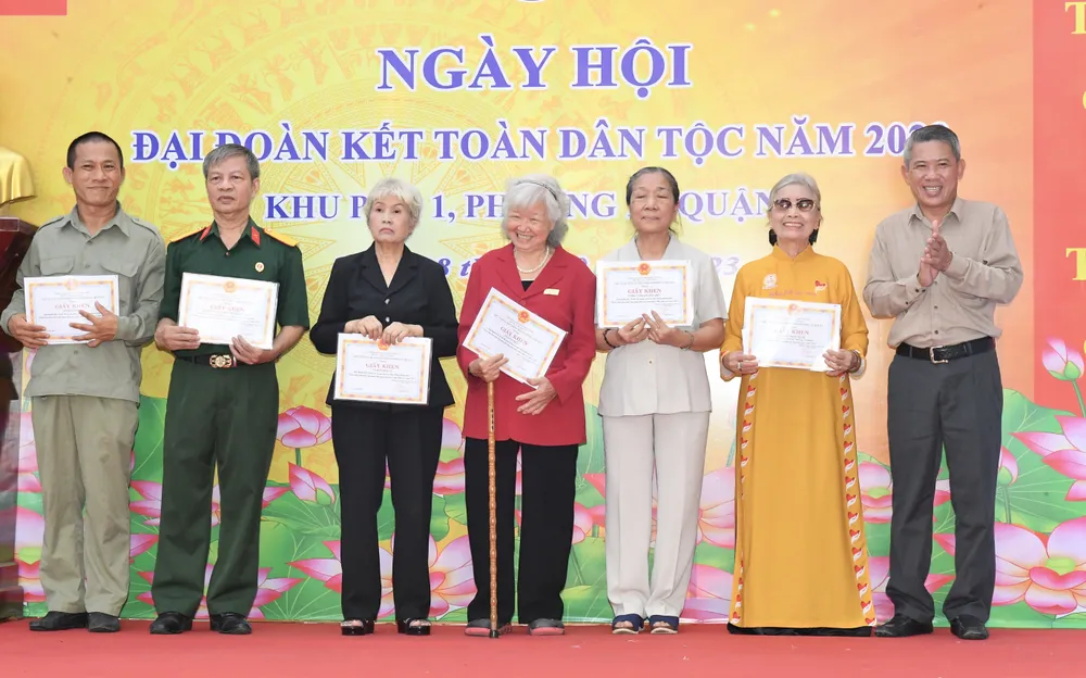 Chủ tịch UBND quận 3 Võ Văn Đức tuyên dương tập thể tổ dân phố tiêu biểu. Ảnh: VIỆT DŨNG