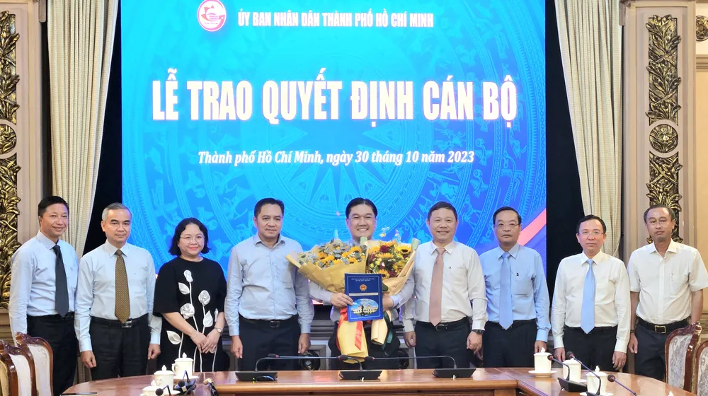 Phó Chủ tịch UBND TPHCM Dương Anh Đức chúc mừng ông Trương Đức Hùng. Ảnh: NGÔ BÌNH